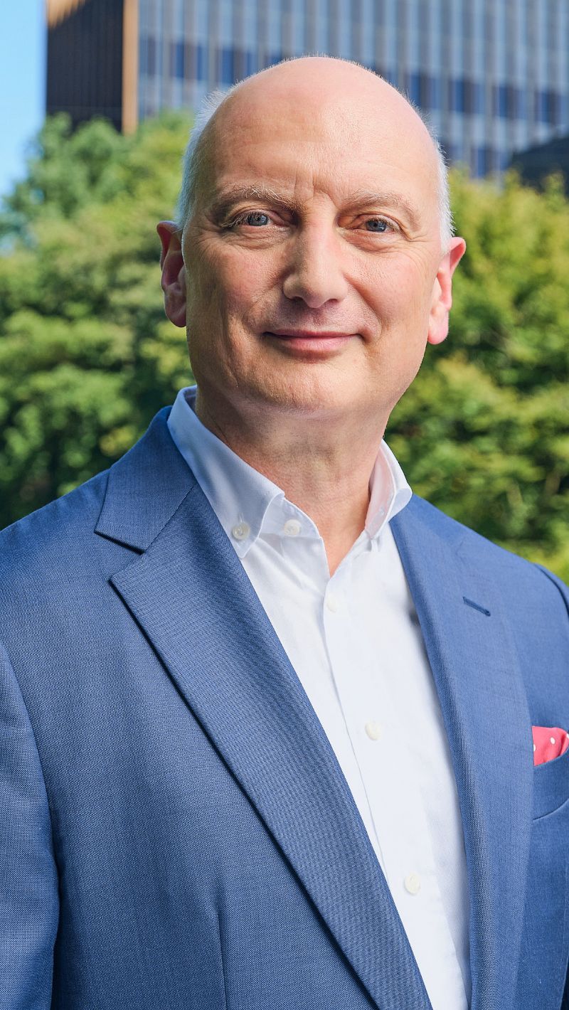 Portait photo of Dr. Nikolas Stihl
